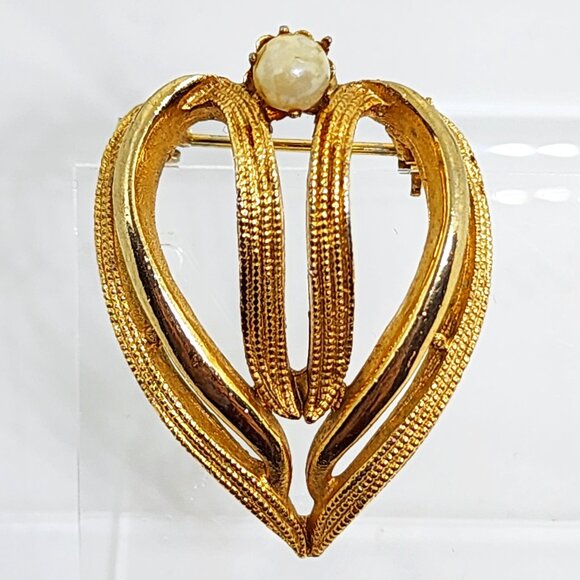 Vintage Gold Stylized Heart Shape Shiny and Textured Natural Pearl Brooch Pin - Picture 10 of 10